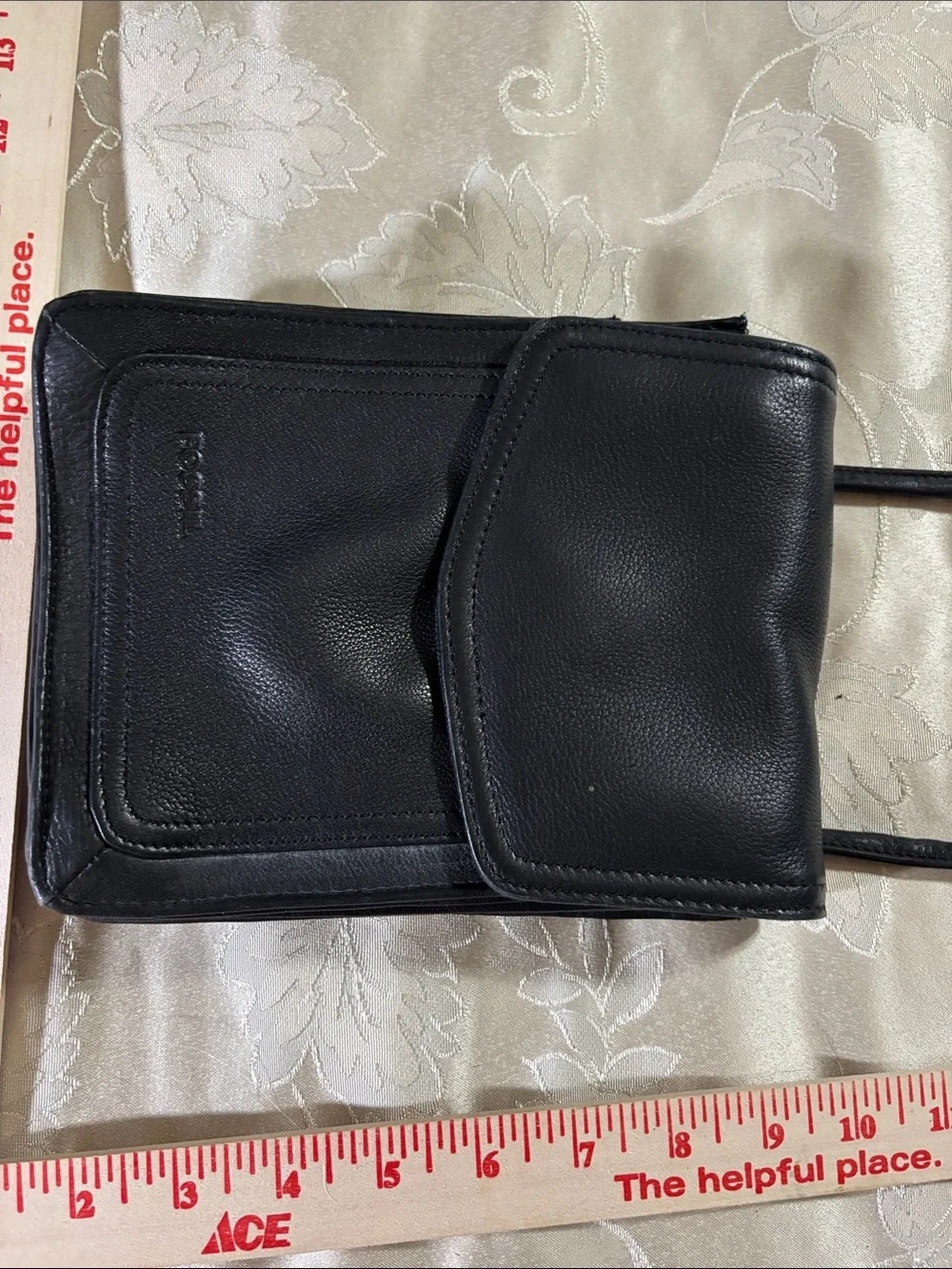 Fossil clean crossbody securely